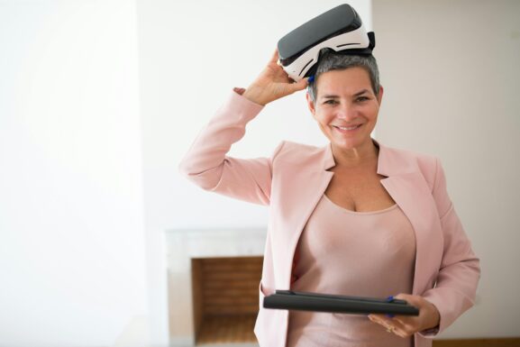 Mujer levantando su casco de realidad virtual de la cabeza